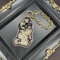 見返り美犬なパグ ビーズ刺繍チャーム ハンドメイド