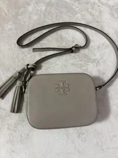 Tory Burch グレージュ　タッセル付きショルダーバッグ