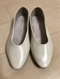 LEPSIM ホワイト ポインテッドトゥ フラットシューズ