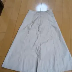 GU フレアロングスカート クリーム色