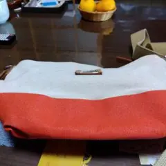 オフホワイトとオレンジのショルダーバッグ
