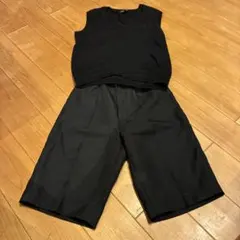 kids黒のVネックコムサのベストとショートパンツセット