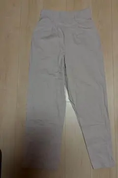 ハイウエストスリムフィットパンツ 薄いベージュ