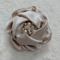 ベージュ サテン コサージュ