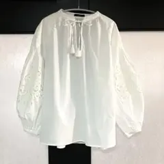 美品 アーバンリサーチロッソ 刺繍レースプルオーバー 綿 ホワイトのサムネイル