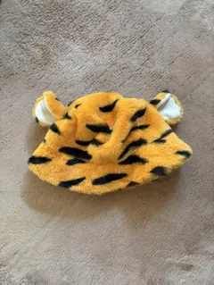 トラ模様の耳付きフリース帽子