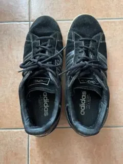 adidas ブラック スエード スニーカー