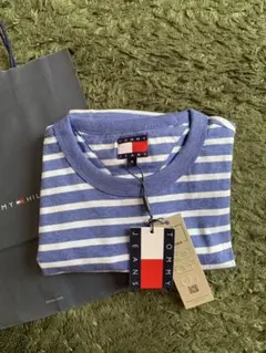 TOMMY JEANS 青と白のストライプ Tシャツ