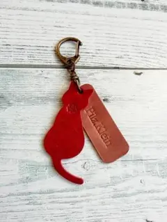 猫キーホルダー レッド　革タグ　名入れ刻印　ネコ　クローバー　レザー　本革