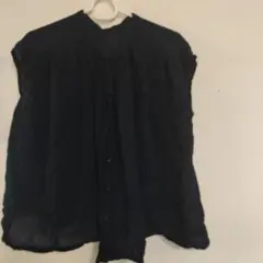 黒の半袖シャツ ボタン付き フリルデザイン