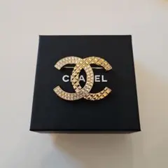 美品】CHANEL ターンロックココマークブローチ シルバーカラー 96P