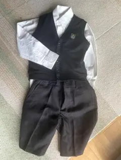 美品　110cm男の子 黒フォーマルスーツ ベスト /卒園式入学式結婚式