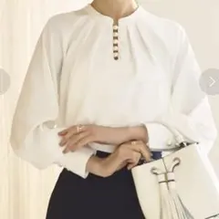 RUIRUE BOUTIQUE スリットパールスタンドカラーブラウス