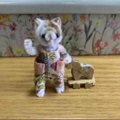 モールアート 木馬を持った茶白猫さん ハンドメイド ミニチュア 猫