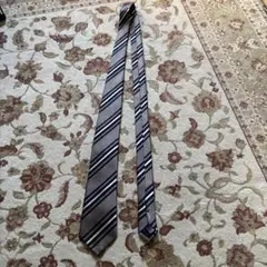 綺麗　スーツセレクト　グレーとネイビーのストライプネクタイ