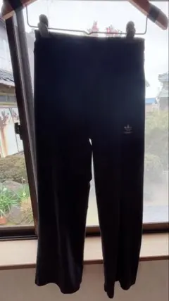 adidas ストレートパンツ　黒色