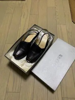 菊池武夫　ブラックオープントゥ中ヒール