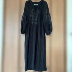 Sara mallika 刺繍入りワンピース ブラック - メルカリ