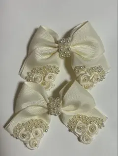 ベージュのバラ真珠のヘアクリップ2個セット、カジュアルなサテンリボン