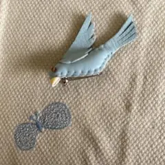 【最終値下】出品再開1/10水色のレザー製鳥型ブローチ