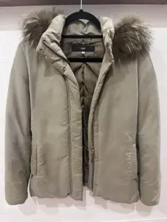 ベージュ ダウンジャケット