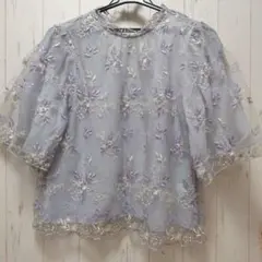 mysty woman 薄紫色 フローラル刺繍フレアリーブブラウス