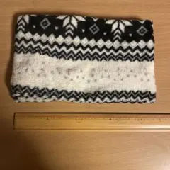 フリースネックウォーマー 黒と白の幾何学模様