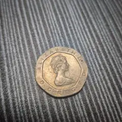イギリス硬貨 コイン 七角形 エリザベス女王2世 20ペンス 1982 - メルカリ