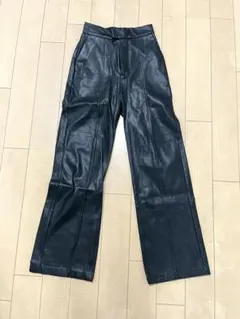 スタイル盛れブラックグリーンレザーパンツ