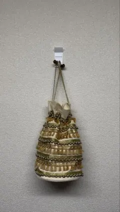 ビーズ装飾の巾着型バッグ