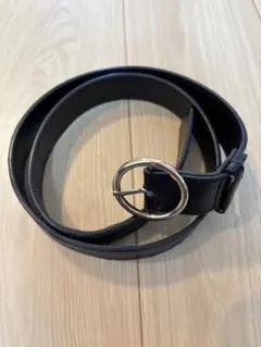 黒のレザーベルト ラウンドバックル付き