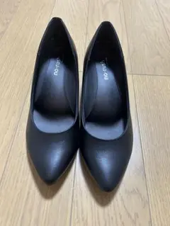 ブラック ポインテッドトゥ パンプス 低ヒール