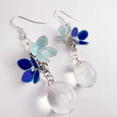 紫陽花と雫玉のピアス／イヤリング　ディップアート　ハンドメイド