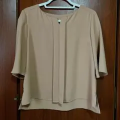 NATURAL BEAUTY BASIC ベージュ キーネックブラウス