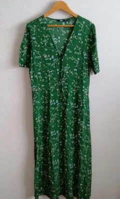 UNIQLO グリーン花柄Vネック半袖ワンピース