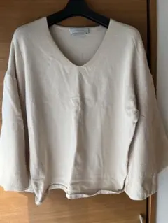 値下げ★アダムエロペ　ベージュ Vネック ニット フレアスリーブ　春秋