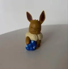 イーブイ フィギュア 木の実付き　ポケモン　ポケットモンスター
