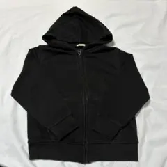 黒のジップアップパーカー