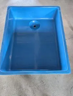 大型プラスチックタンク　ライトブルー　水槽　メダカ　鯉　漬け物　排水口あり 大型プラスチックタンク 青 排水口付き - メルカリ