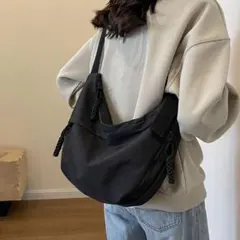 シンプル ブラック ショルダーバッグ 軽量 オックスフォード 斜めがけ 大容量