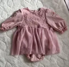 バースデイ　Cottoliコトリ　ピンク フリル刺繍 ドレス風ロンパース 70