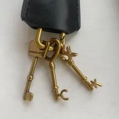 新品CHARLES & KEITH ブラック キーチャーム