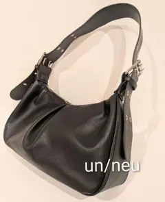 un/neu ワンハンドルタックハンドバッグ 黒