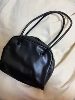 黒のハンドバッグ