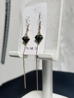 ダイヤモンドモチーフ ロングピアス ブラック