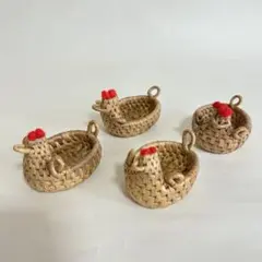 鶏の形 ミニチュアバスケット 4個セット　民芸品　エッグスタンド　イースター