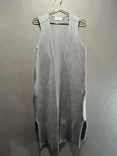美品★AZULアズール★グレー ニットベストジレロング丈 スリット入り