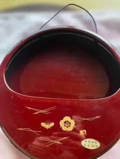 漆器製　純金使用の蒔絵（加賀蒔絵）　壁掛け収納　木製円形　赤色