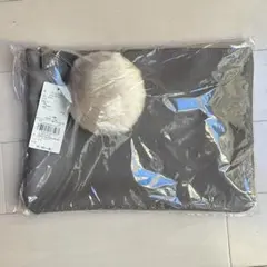 earth ポンポン付クラッチバッグ