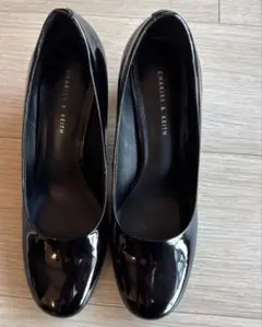 CHARLES & KEITH エナメルパンプス ブラック 35のサムネイル